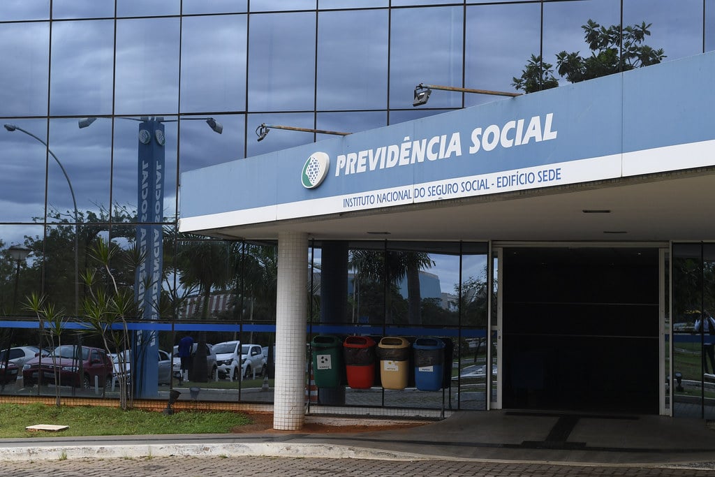 Como motoristas de aplicativo contribuem para o INSS? A imagem mostra uma agência da Previdência Social do Brasil